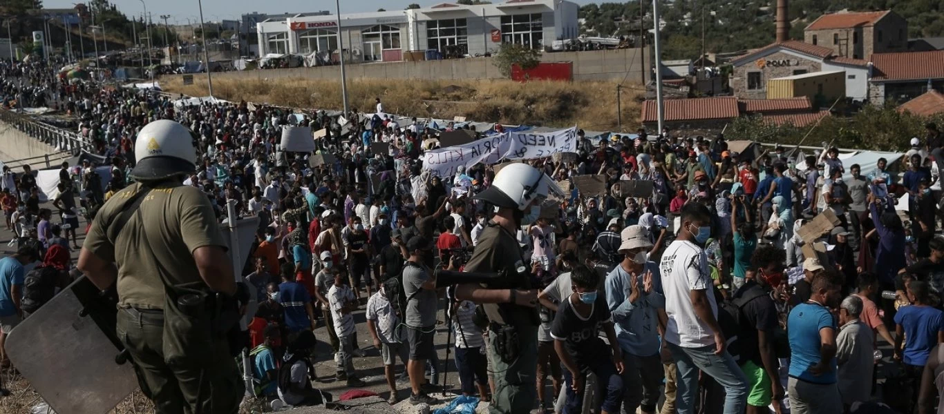 Εξέγερση στην Λέσβο των παράνομων μεταναστών που έκαψαν την Μόρια: Επιτίθενται κατά κύματα στους αστυνομικούς (βίντεο)